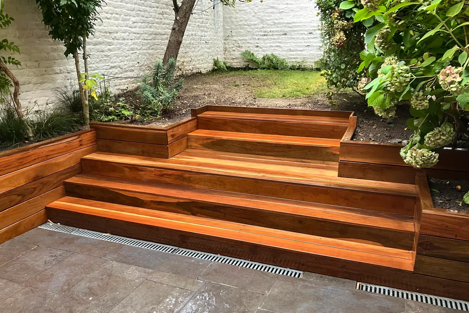 Natte trap gemaakt van exotische houten planken Ip&eacute;.