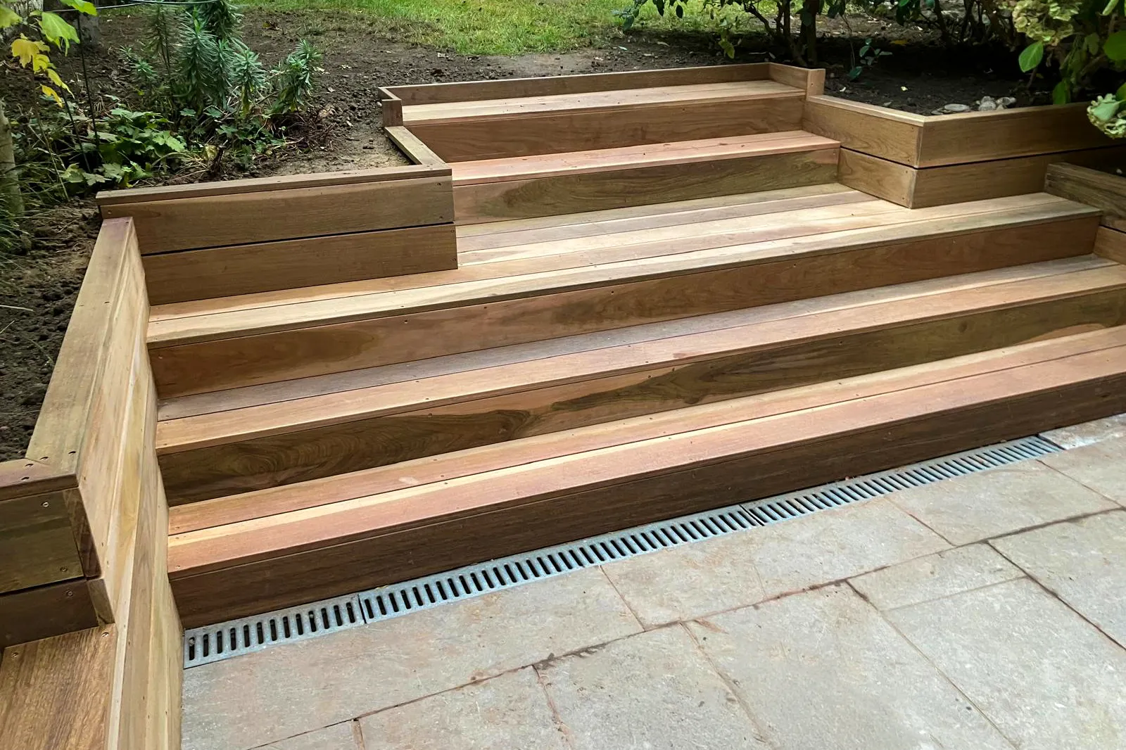 Trap gemaakt met planken van exotisch hout in Ip&eacute;.