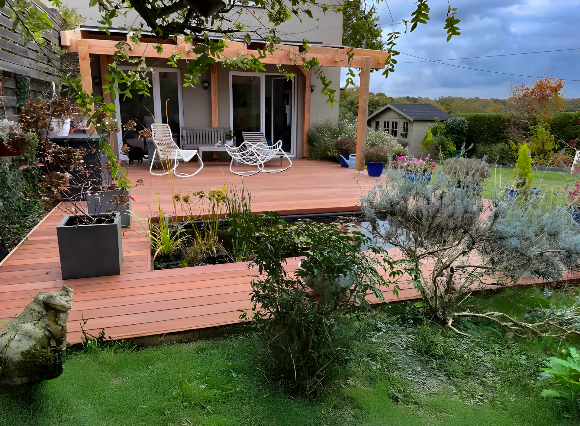 terrasse en bois exotique Afrikulu avec bassin ornemental