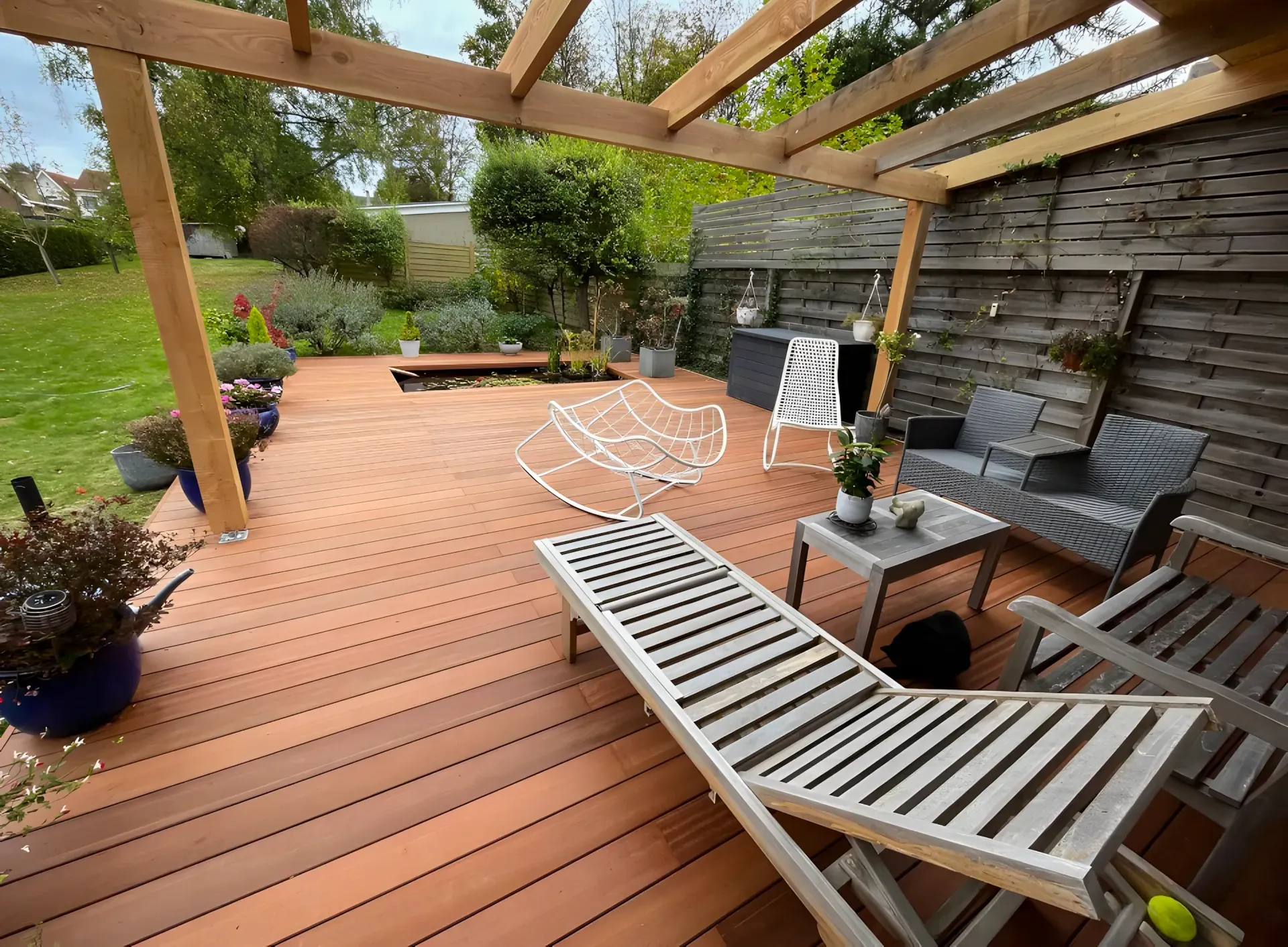 terrasse en bois exotique réalisée avec des lames en Afrikulu