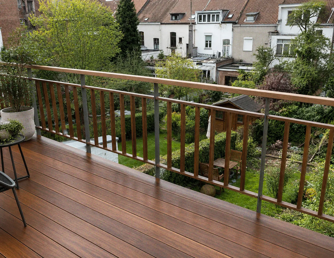 Terrasse en Massaranduba sur balcon urbain bruxellois avec vue sur les jardins