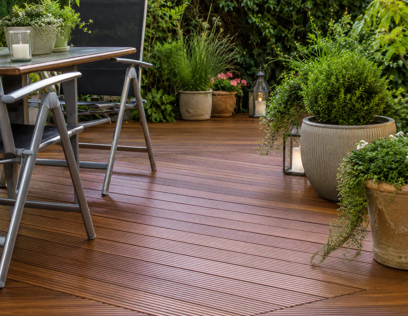 Détail de lames de terrasse en Massaranduba — face rainurée antidérapante