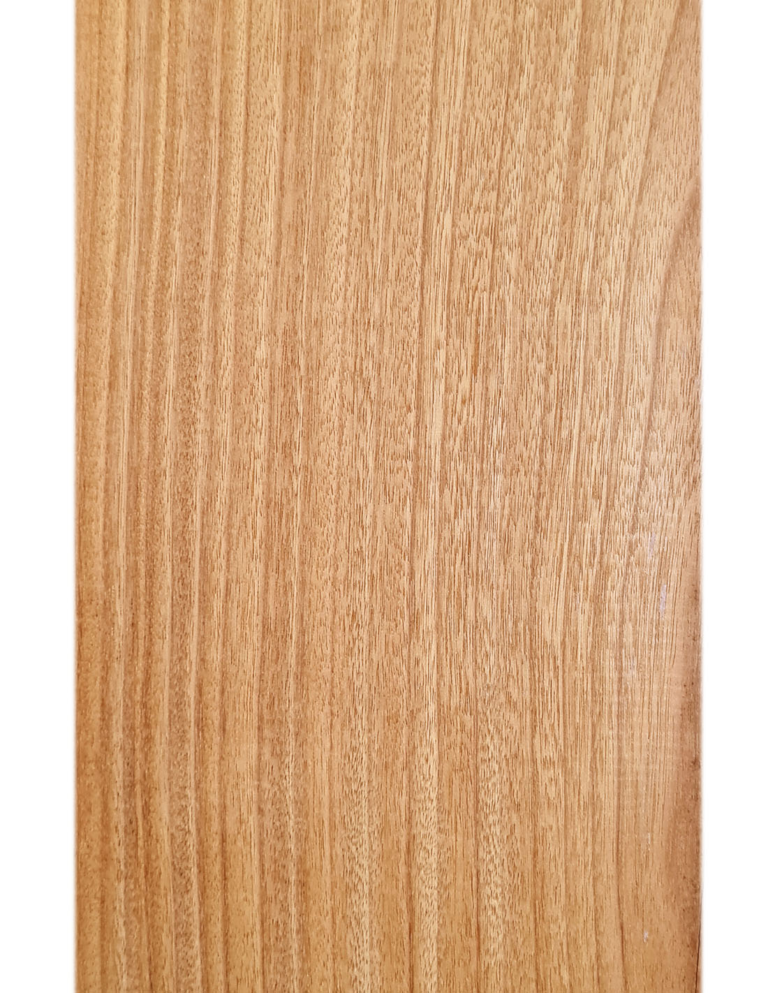 D&eacute;tail des lignes naturelles et du grain fin sur une seconde planche d'Afrormosia pour l'ext&eacute;rieur.