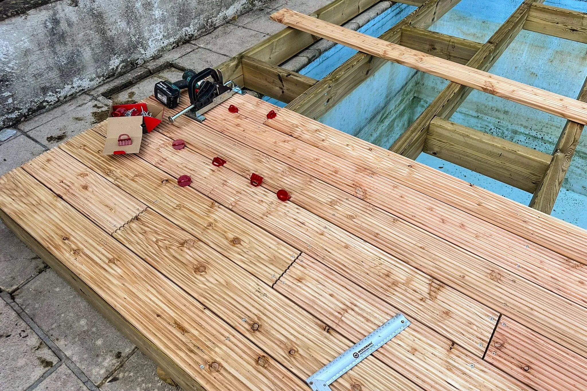 planches de terrasse en mélèze avec écarteurs de 5mm et serre-lames