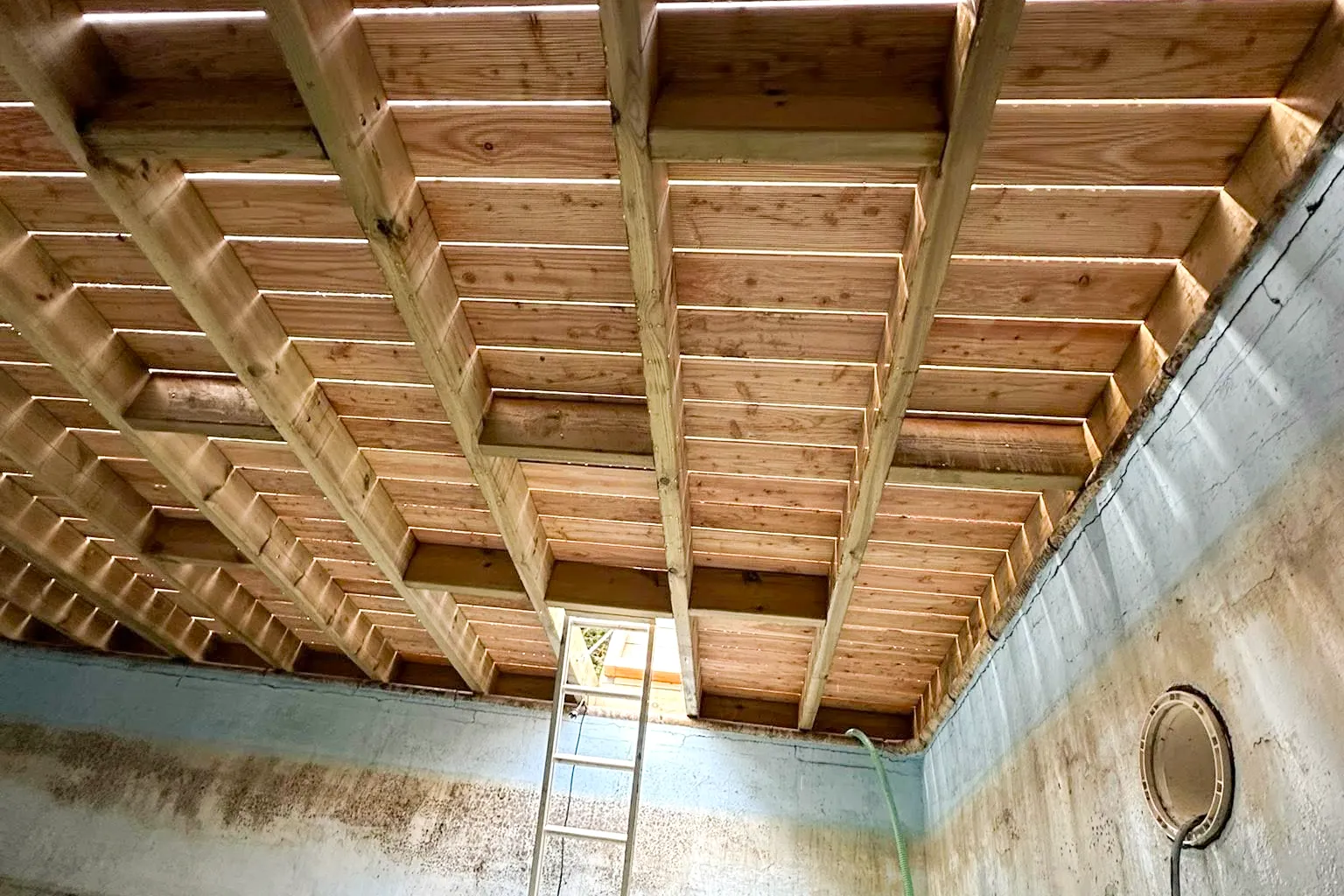 sous la structure de la terrasse en mélèze