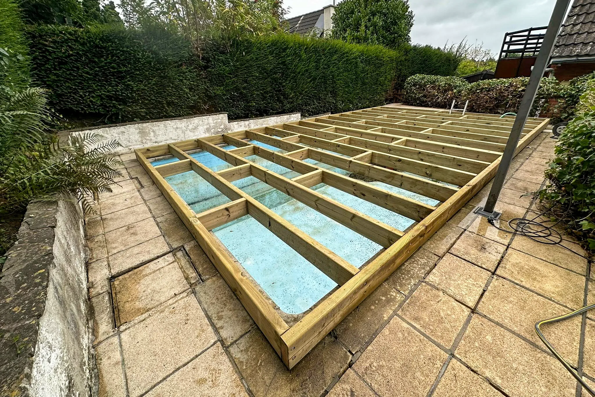 structure de terrasse en m&eacute;l&egrave;ze r&eacute;alis&eacute; en poutre de sapin trait&eacute;