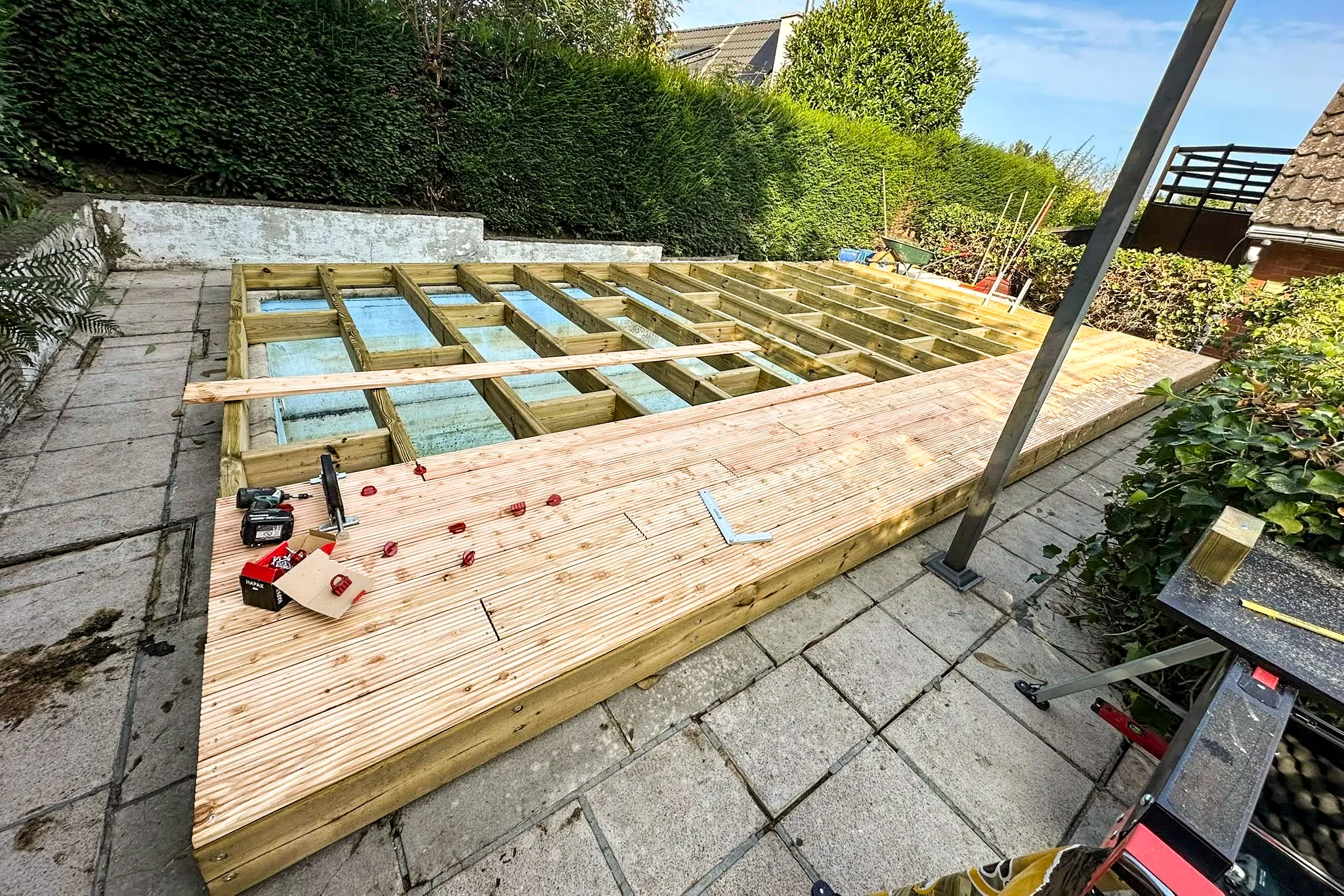 terrasse en mélèze avec écarteurs de planches et serre-lames