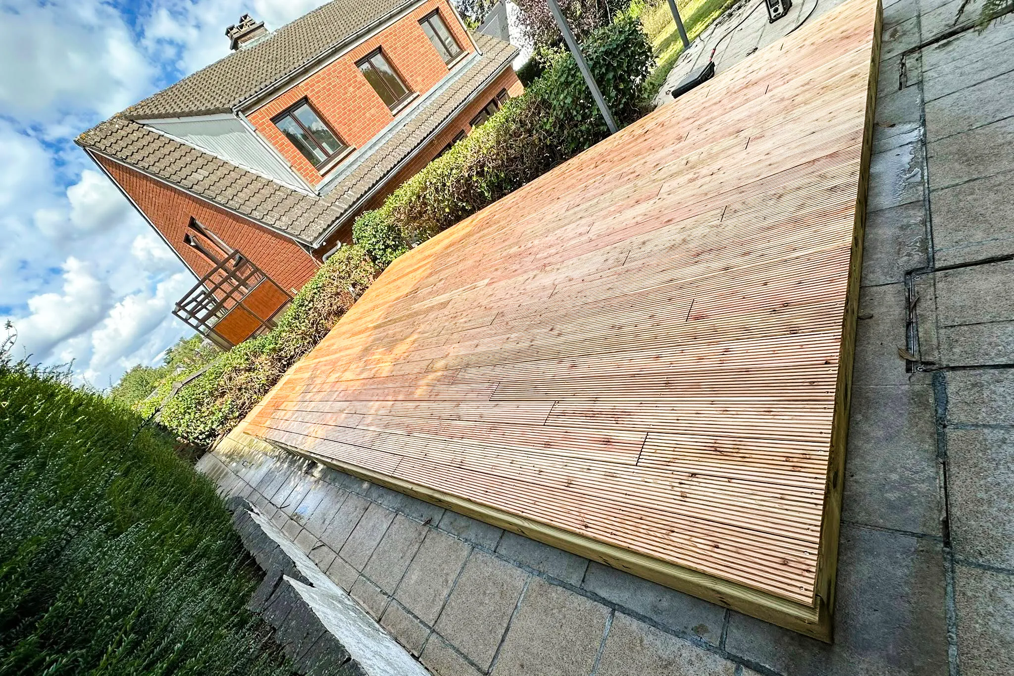 terrasse en mélèze pour couverture d'une ancienne piscine