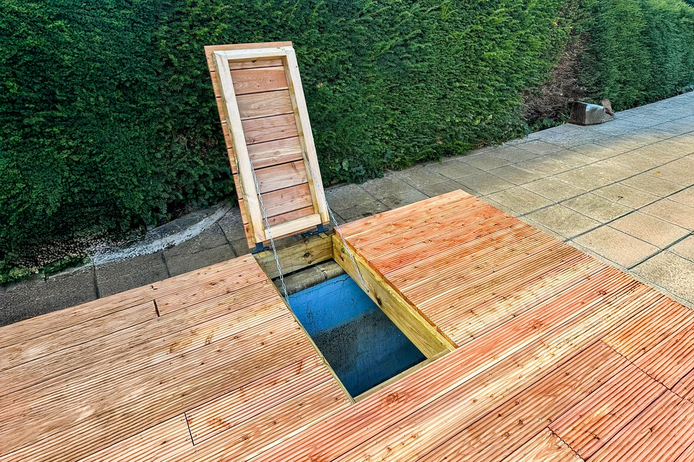 trappe sur le plancher en mélèze pour accès sous la terrasse