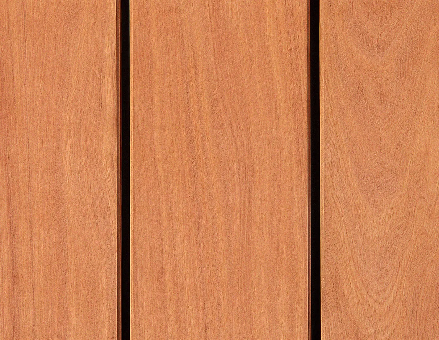D&eacute;tail de lames de terrasse en Mukulungu &mdash; grain fin brun rouge