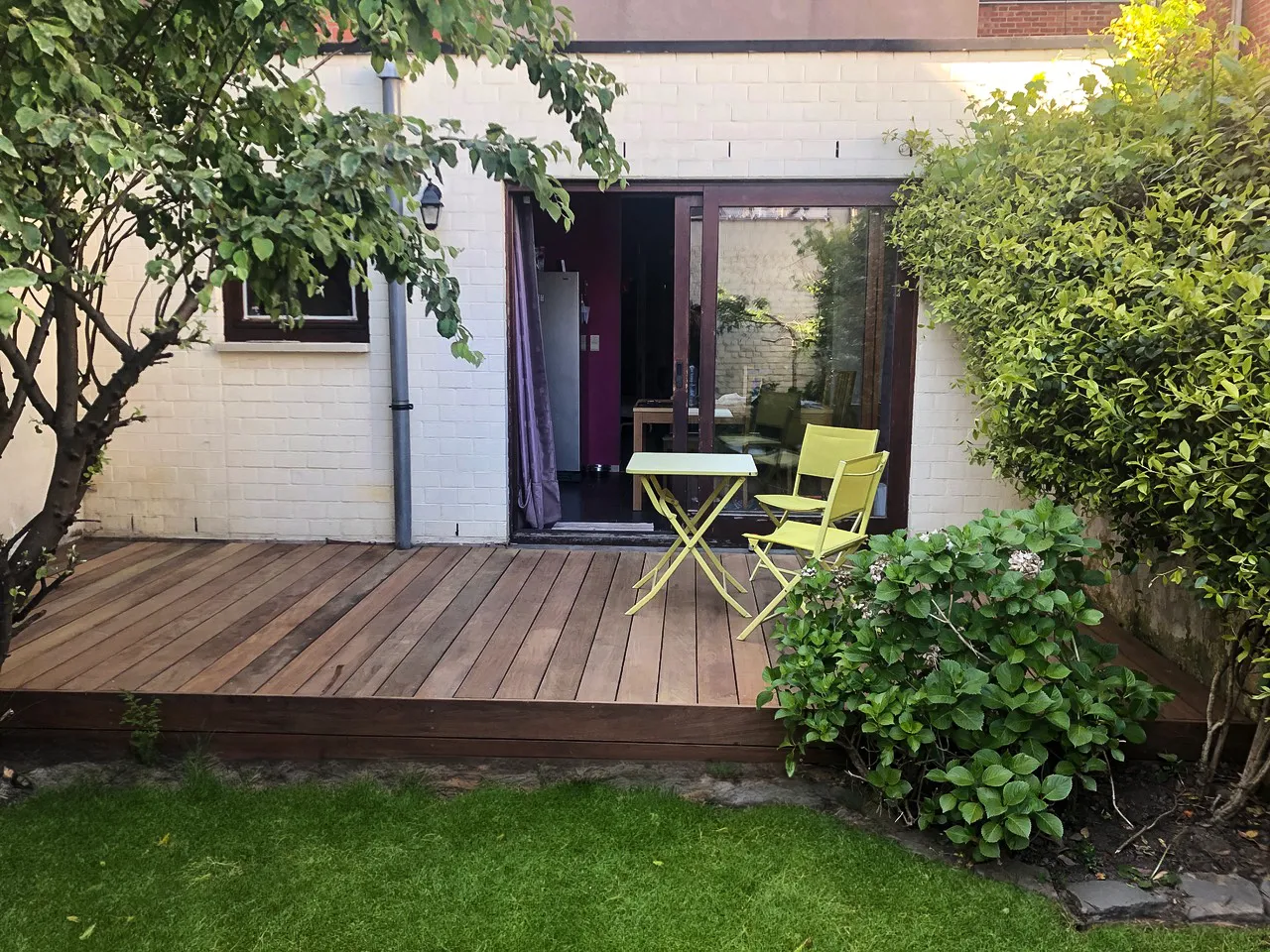 Plancher de terrasse en bois exotique Padouk en jardin