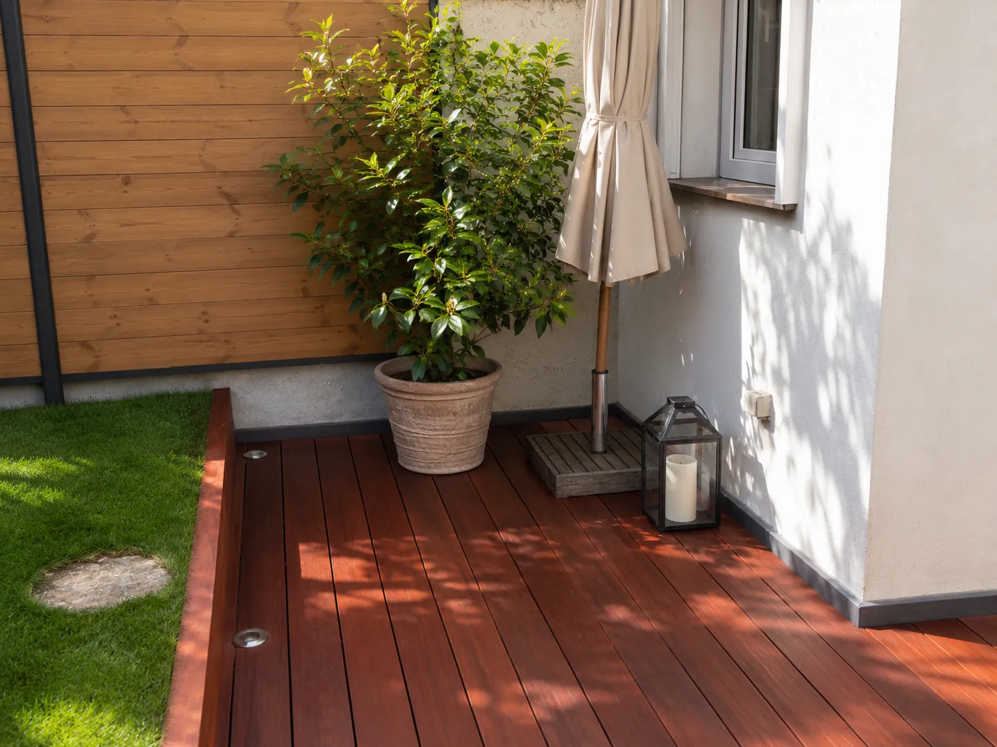 Terrasse en Padouk avec plante en pot et parasol