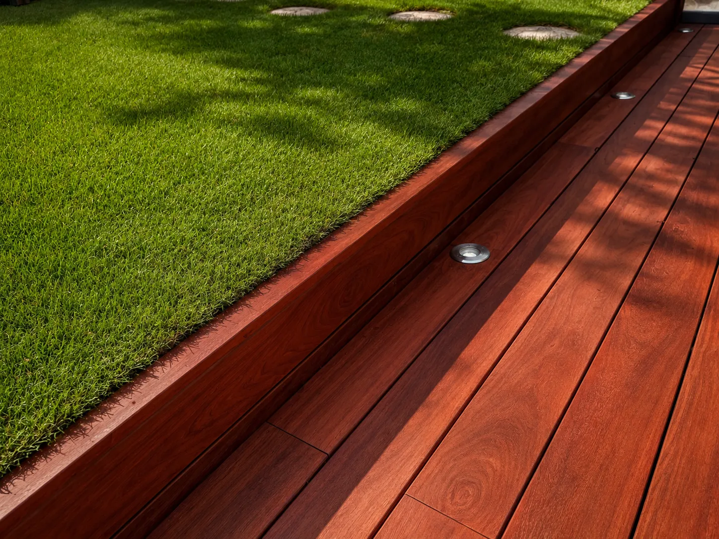 Terrasse en Padouk en bordure de pelouse avec spots encastr&eacute;s