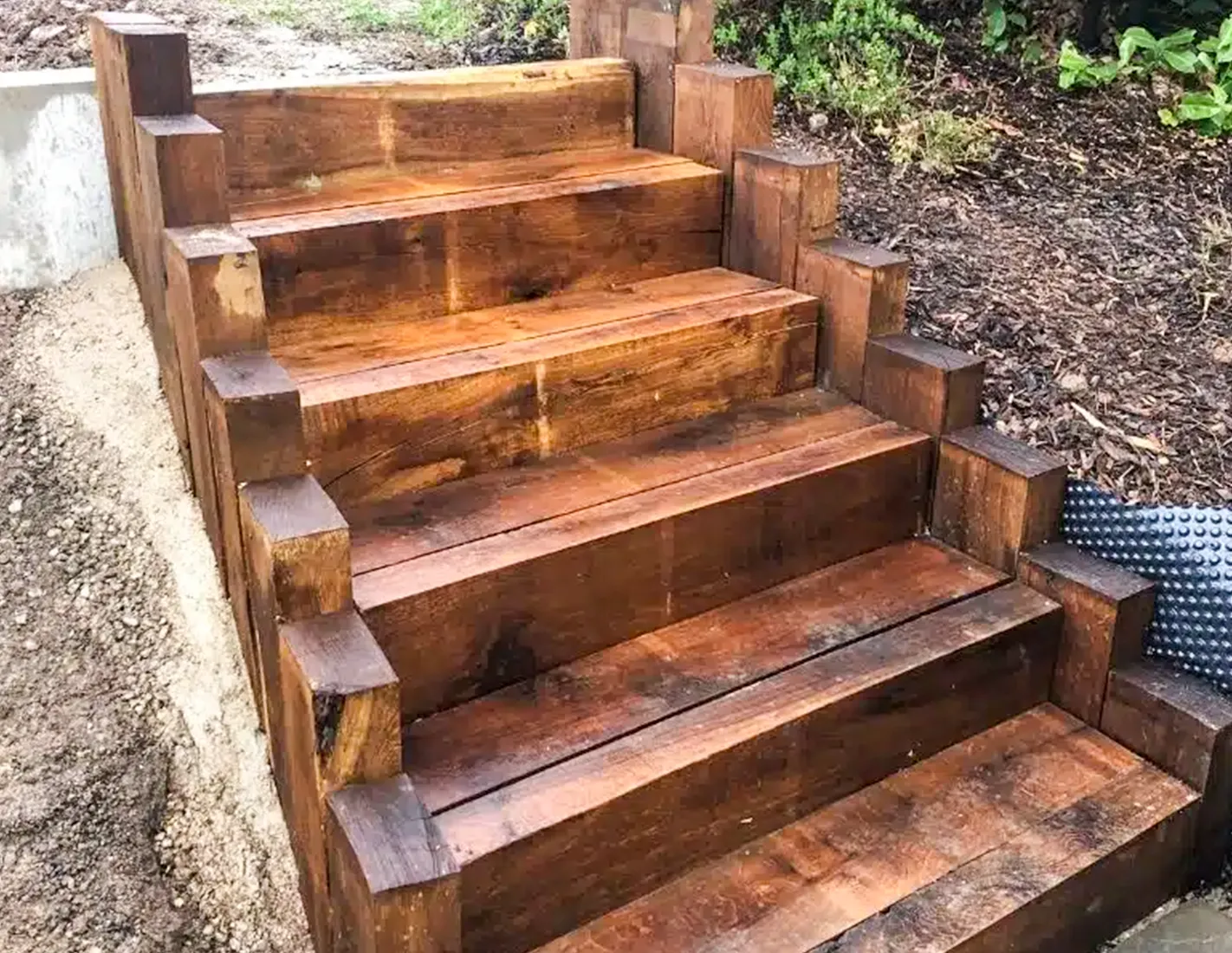Tuintrap opgebouwd uit massieve spoorbielzen