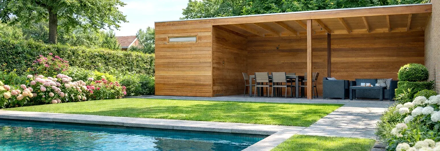 Zwembadinrichting met een design poolhouse van hardhout.