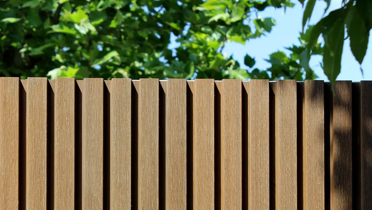 Relief van co-ge&euml;xtrudeerde composiet houten planken