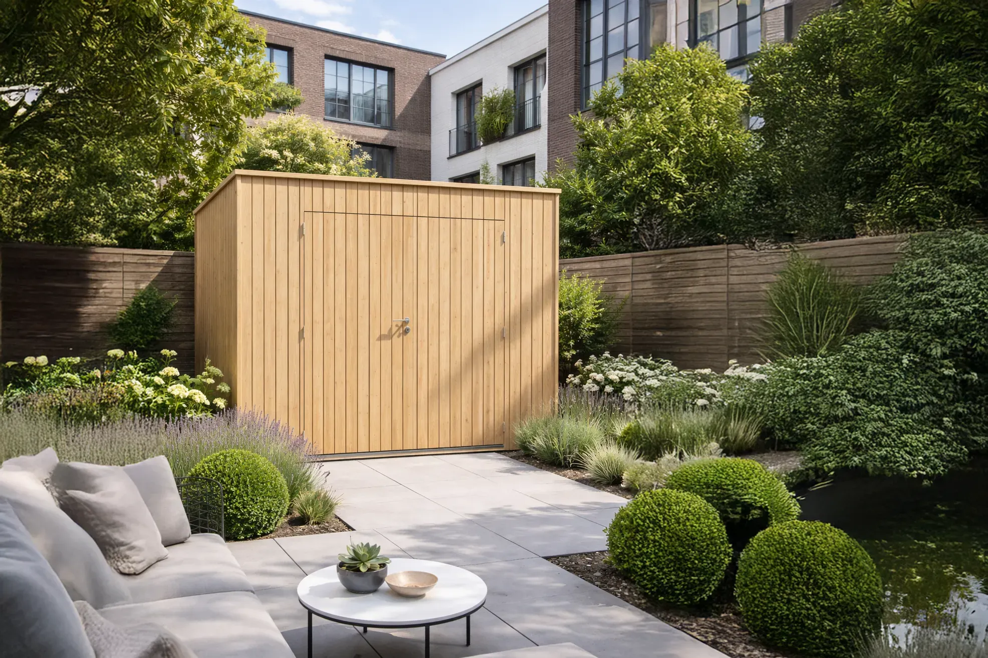 Tuinhuis van ge&iuml;mpregneerd sparrenhout met dubbele deur.